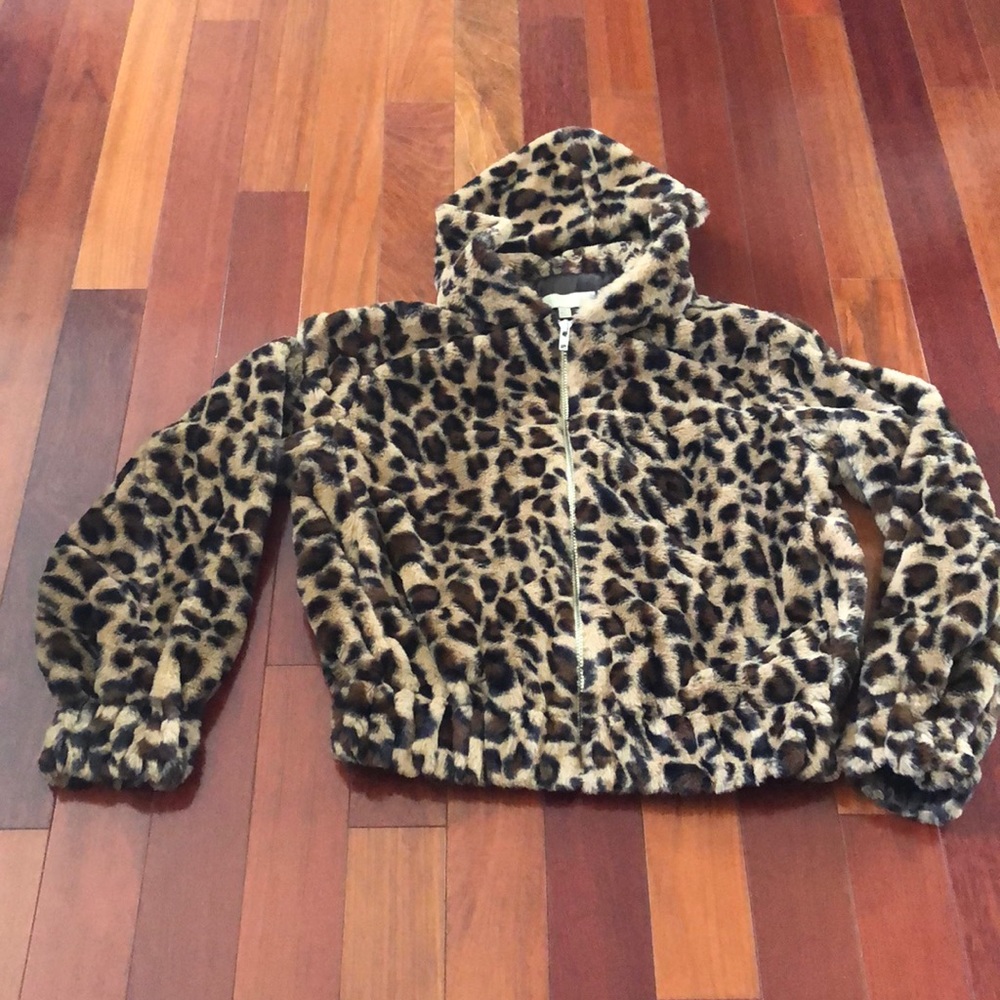 Women’s leopard fashionable zip coat. Size S.